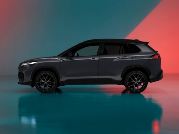 Vista lateral do Corolla Cross em destaque