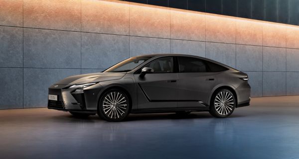 Biały Lexus stojący przed budynkiem
