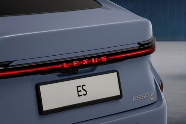 Vista trasera de un nuevo Lexus ES aparcado