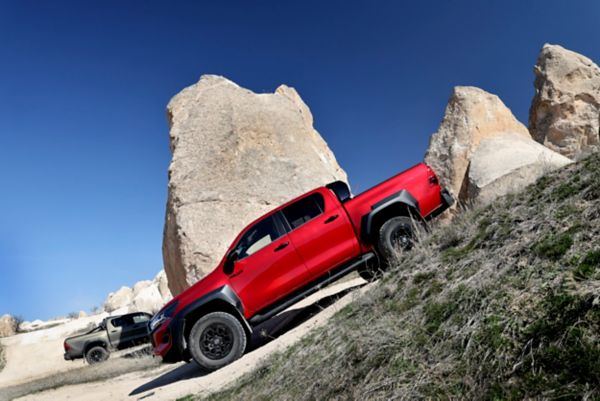 Toyota Hilux rood rijdt van een steile helling af 