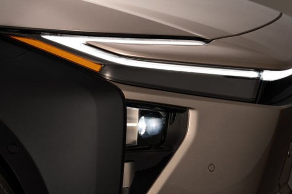 Nahaufnahme des eleganten, dünnen Frontscheinwerfer-Bereich des neuen Toyota bZ4X Touring.