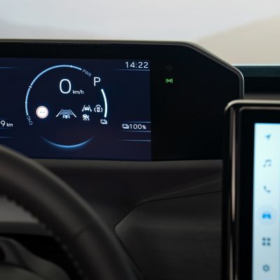 Die Batterieladezustandsanzeige am Kombimeter im Cockpit eines Fahrzeugs. 