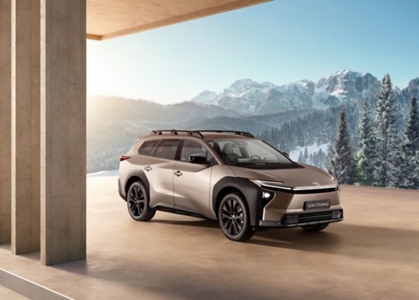 Toyota Touring sett bakfra foran fjell