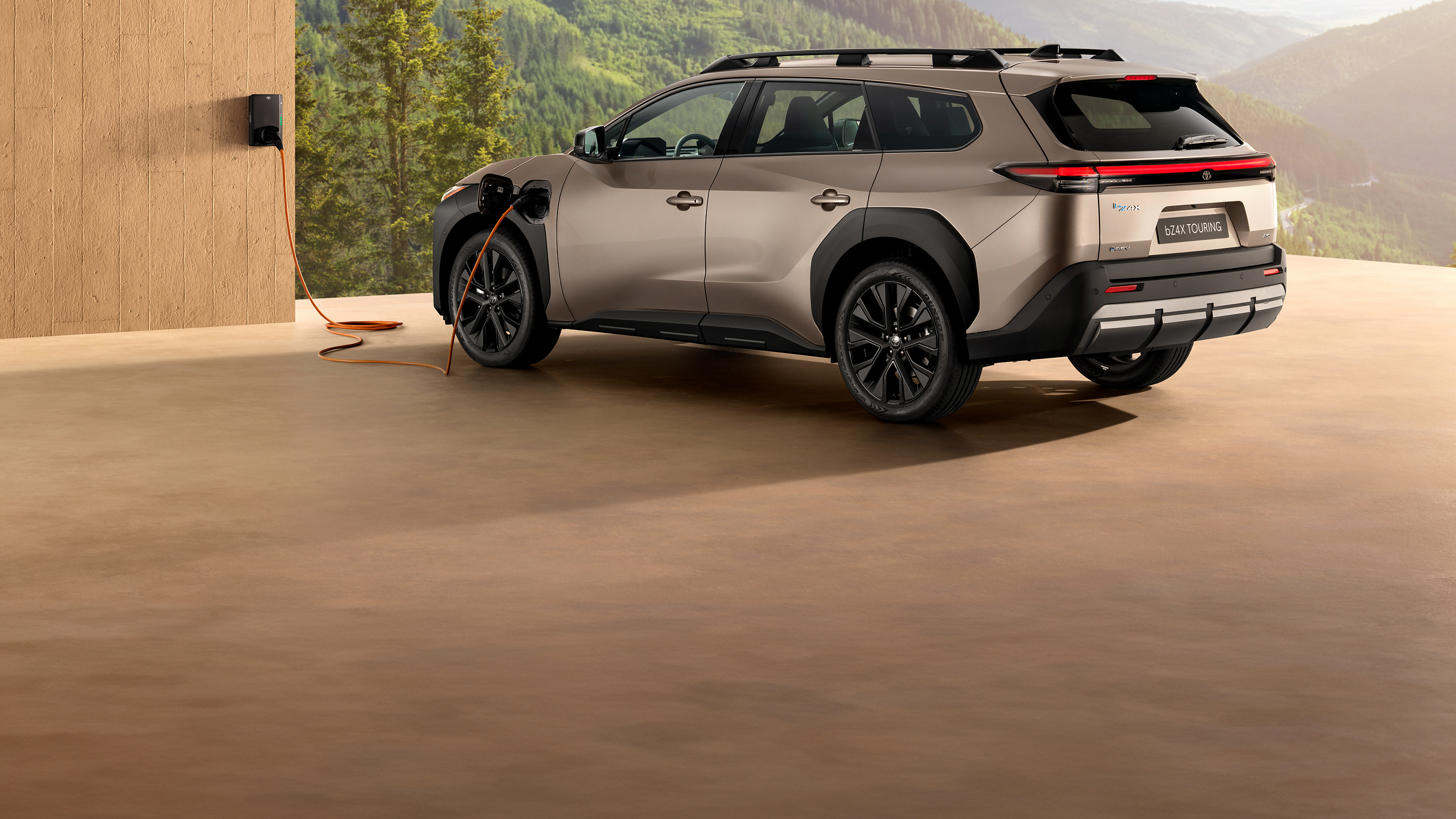 A bZ4X Touring töltése egy Toyota Homecharge fali töltőnél