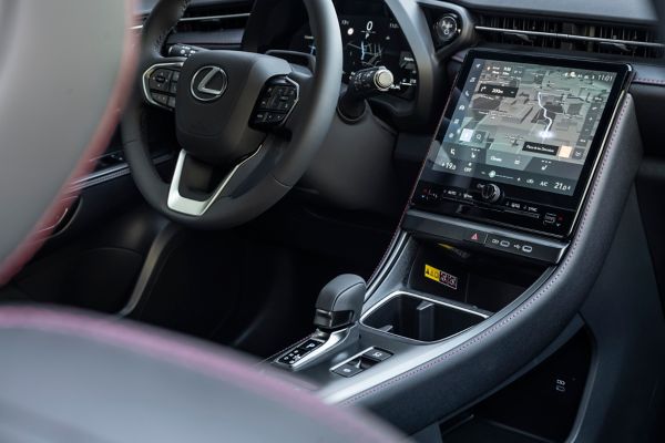 Vista do passageiro do Lexus LBX