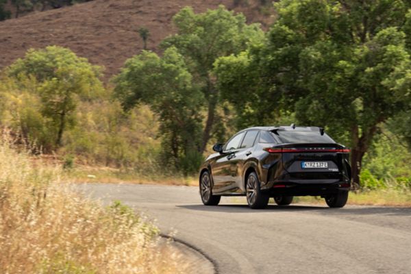 Lexus RZ kytkettynä latauslaitteeseen
