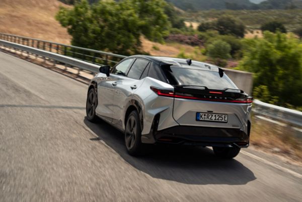 Pysäköity Lexus RZ:n takaa kolme-neljännesosakulmasta