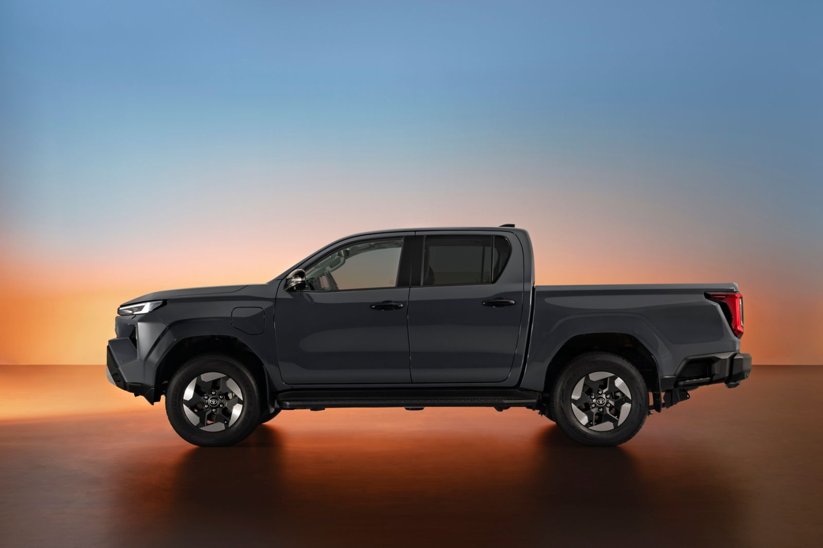 Toyota Hilux BEV con trazione integrale elettrica