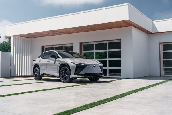 2026 RZ_550E_FSPORT_WIND_ELECTRIFIED JOURNEY_ORIGINAL_1