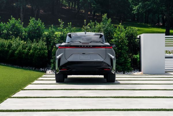 2026 RZ_550E_FSPORT_WIND_ELECTRIFIED JOURNEY_ORIGINAL_7