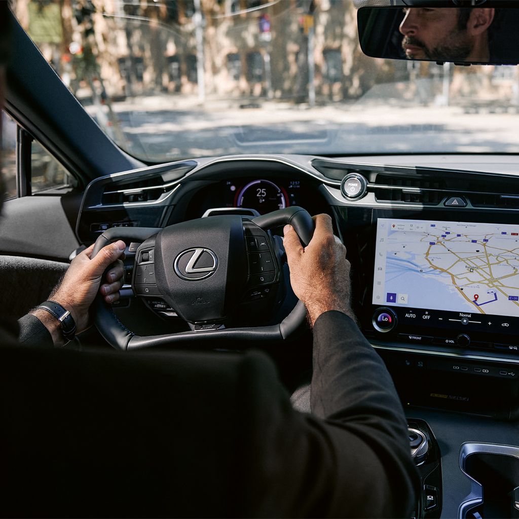 En Lexus RZ-fører med hænderne på steer-by-wire-rattet