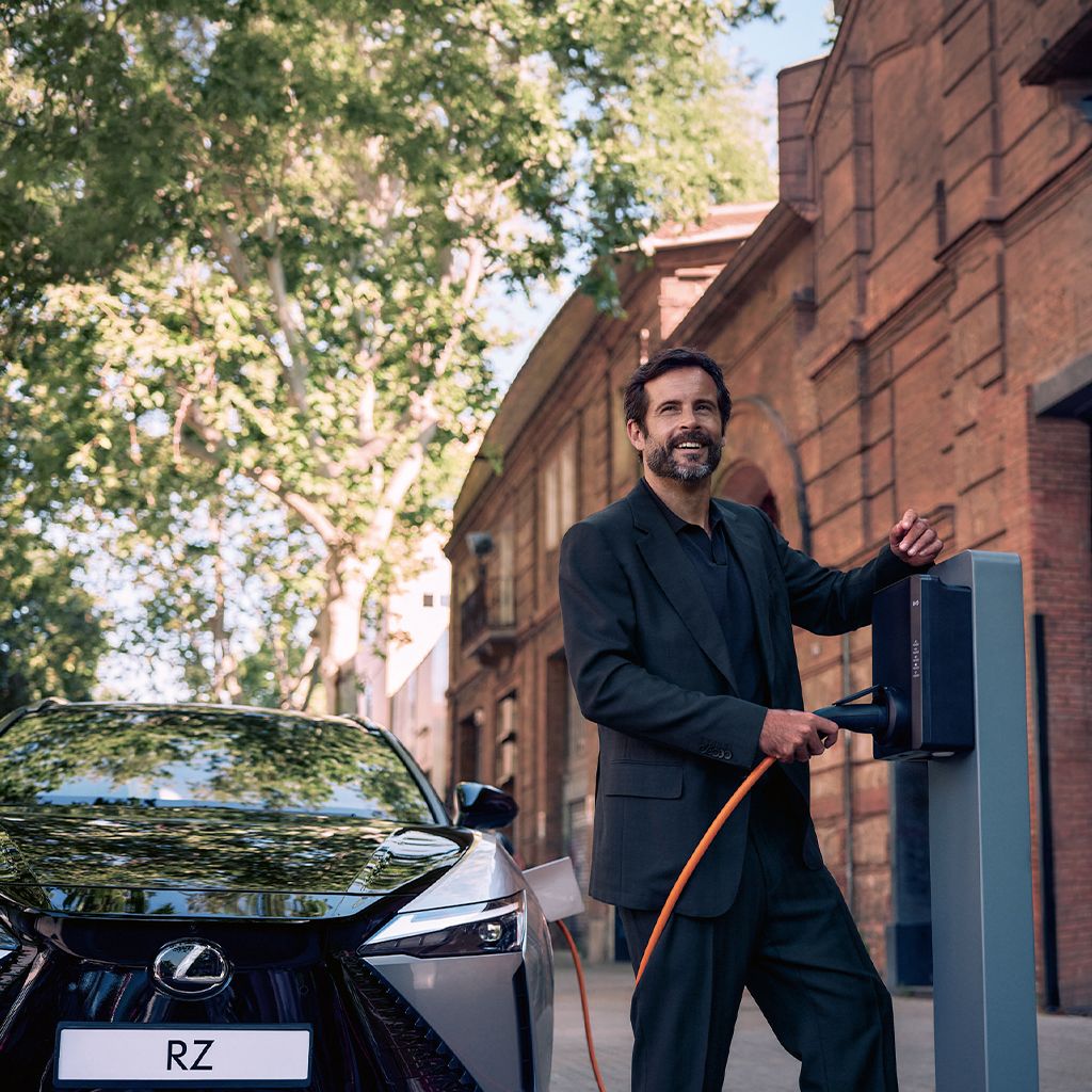 En person, der står ved siden af et Lexus-ladepunkt