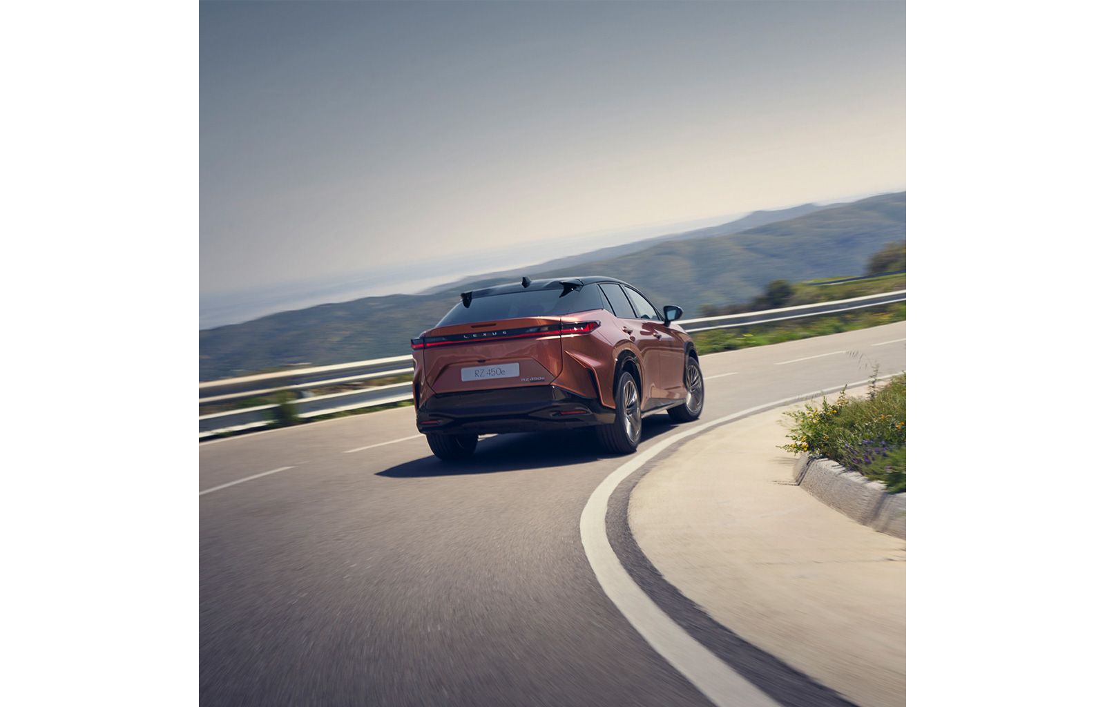 Yolda hərəkət edən Lexus RZ