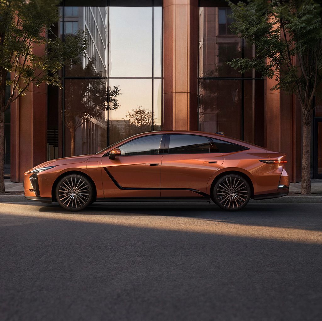 Kuparinvärinen Lexus ES sivusta kuvattuna