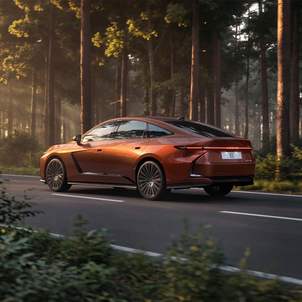 Kuparinvärinen Lexus ES takasivusta kuvattuna