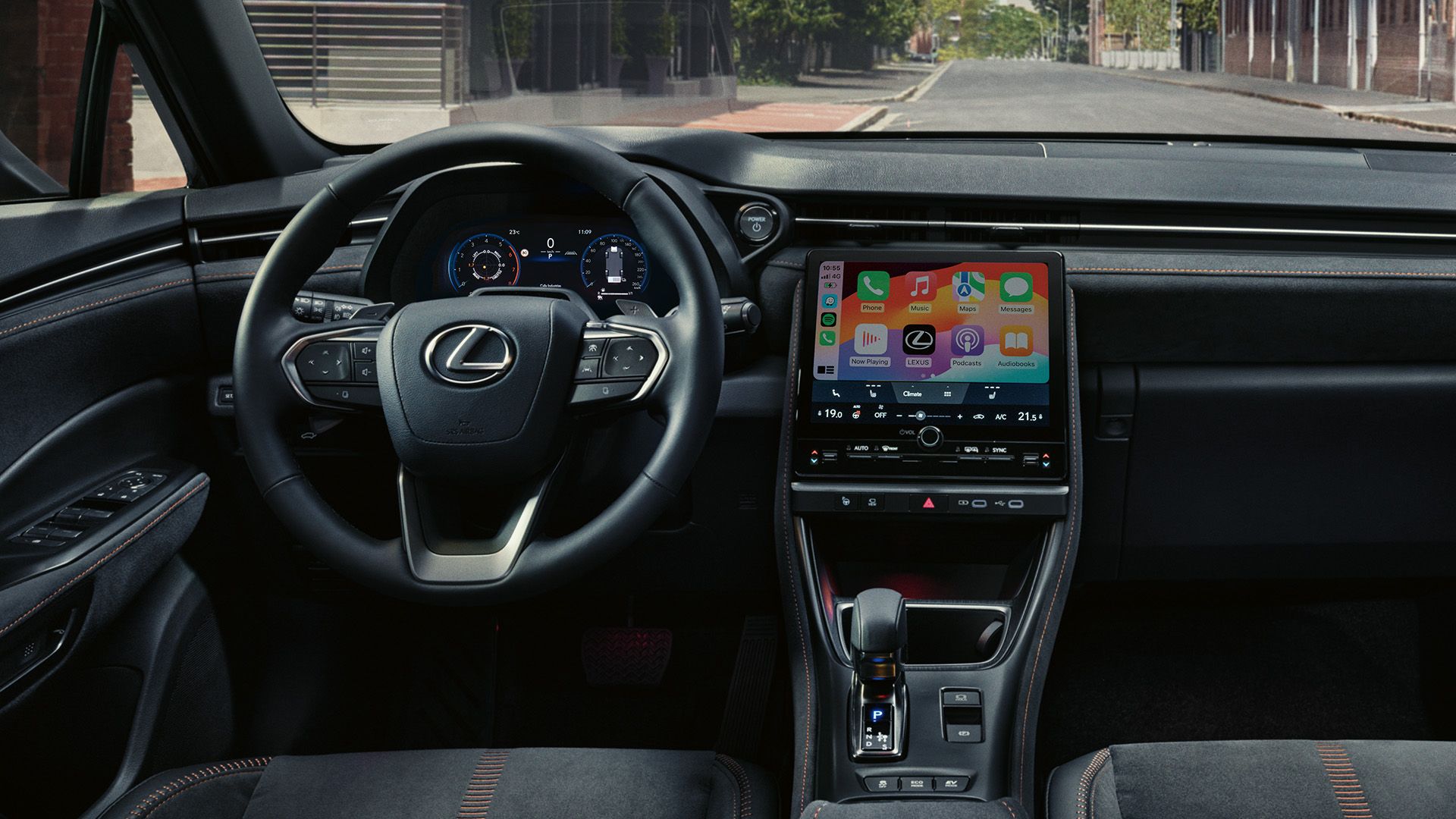 Cilvēks izmanto Lexus multivides ekrānu
