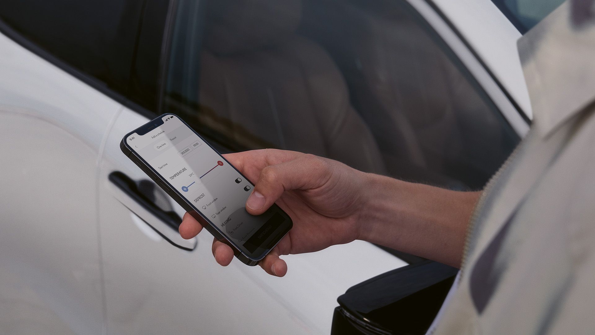 Uma pessoa a utilizar o telemóvel para aceder à aplicação Lexus Link+