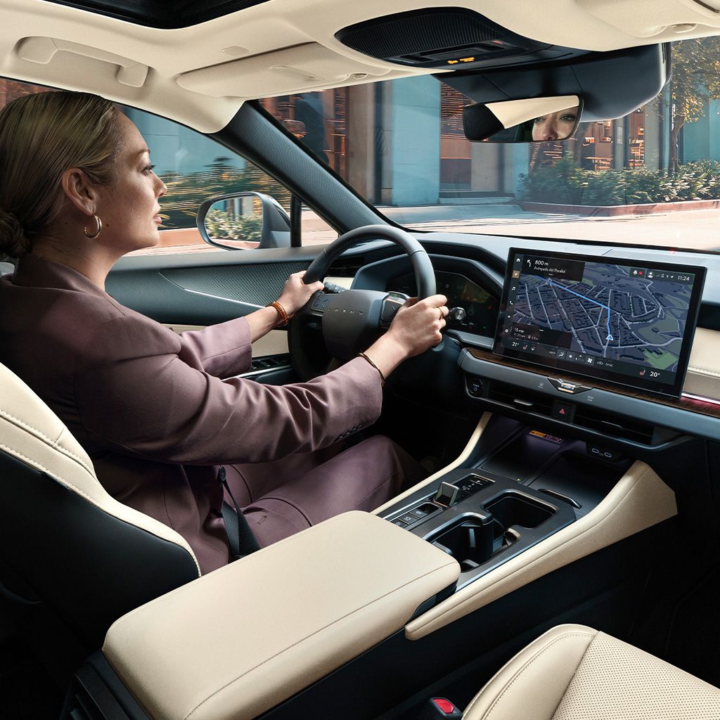 Een bestuurder zit in een Lexus NX
