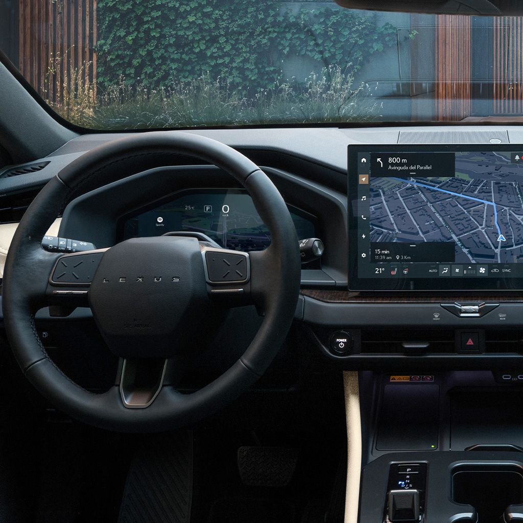 De cockpit van de Lexus NX met navigatiesysteem met twee schermen