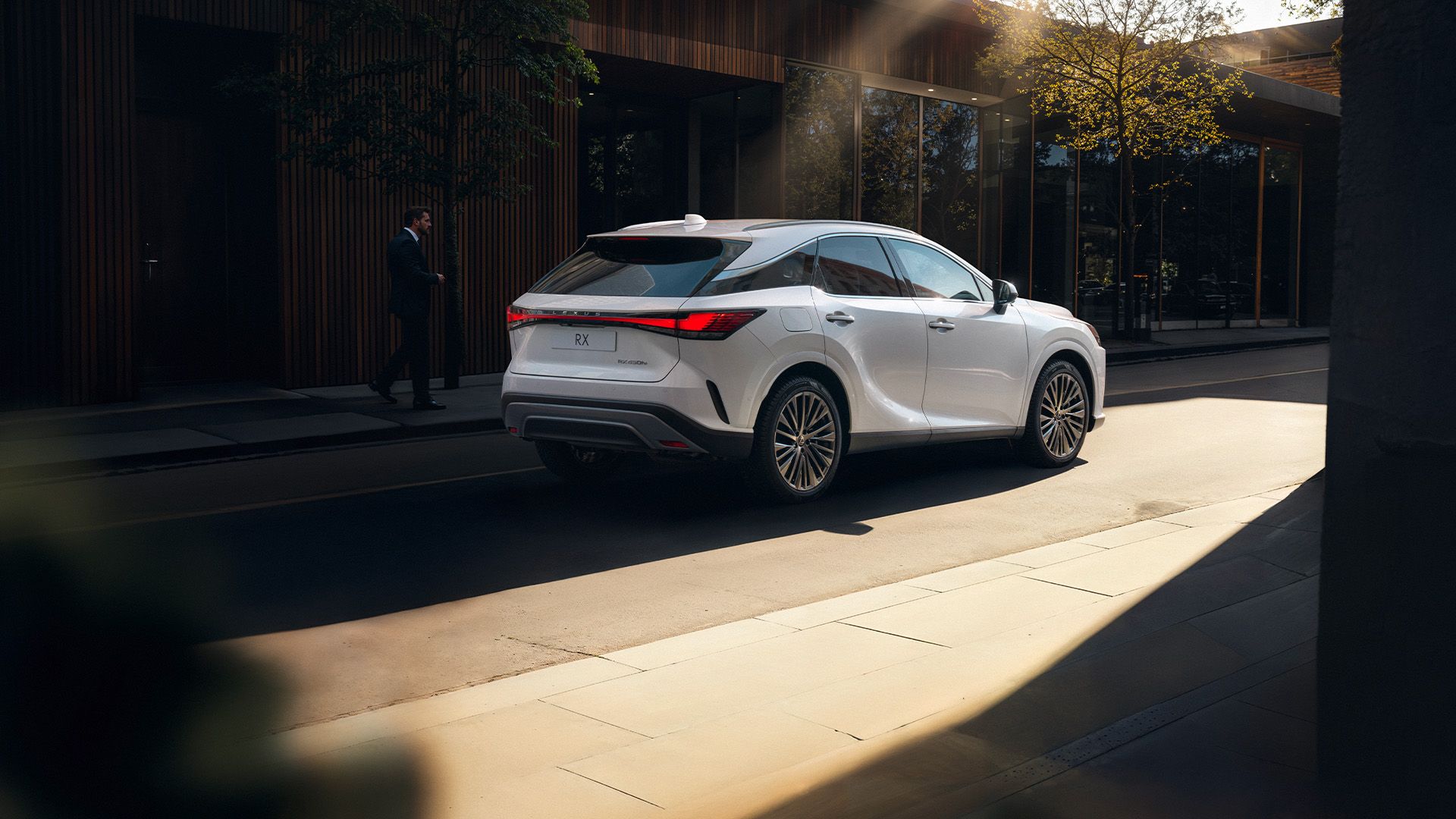 Lexus RX rijdend op een weg