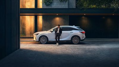 Lexus RX Hybrid si RX Plug-In Hybrid. SUV premium
