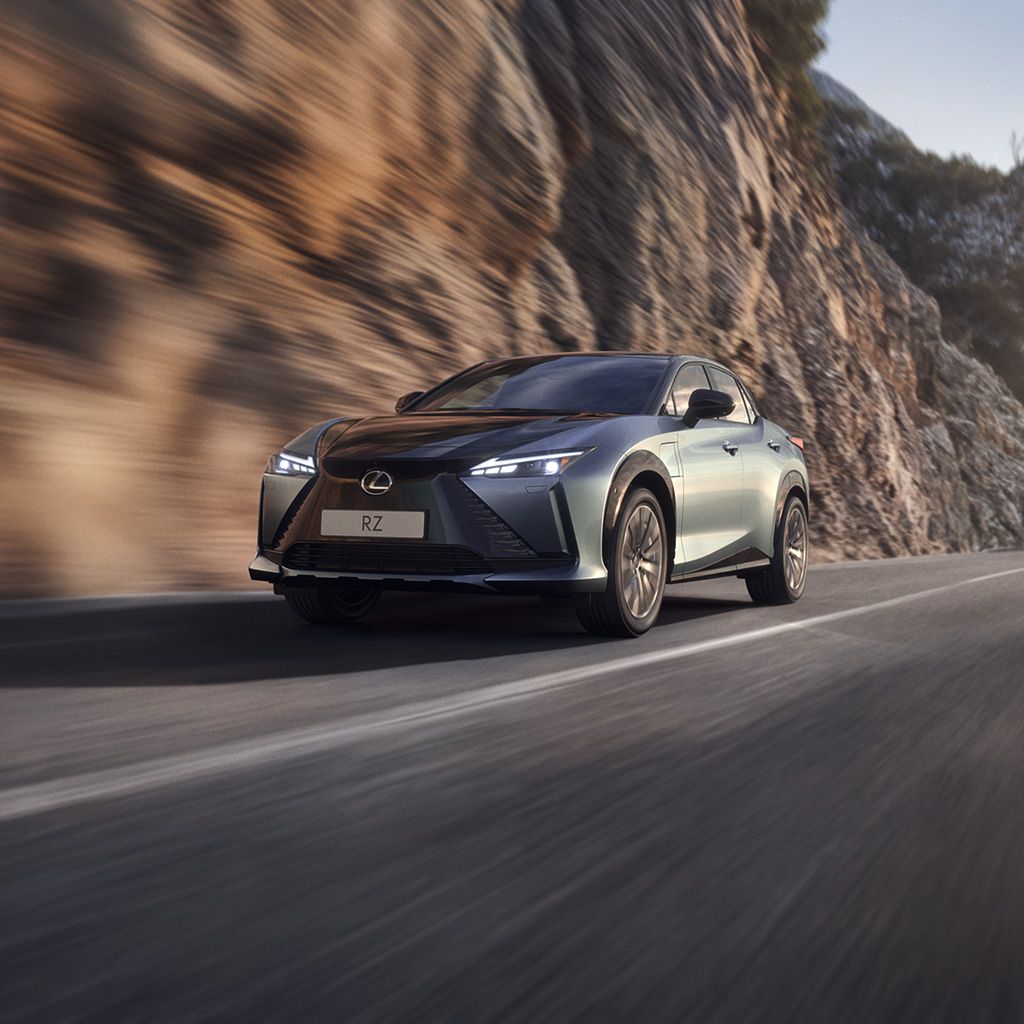 A Lexus RZ éter színben