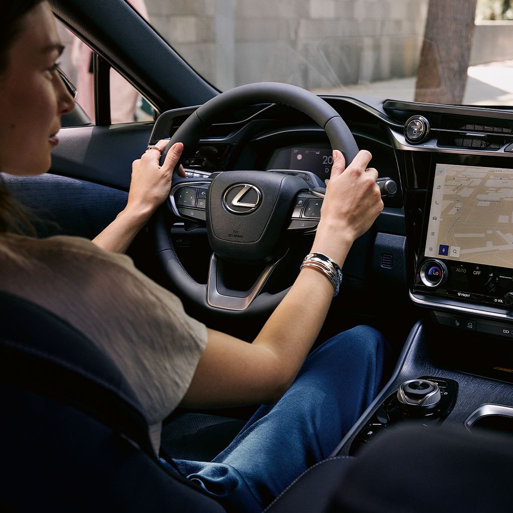 En fører siddende i en Lexus RZ