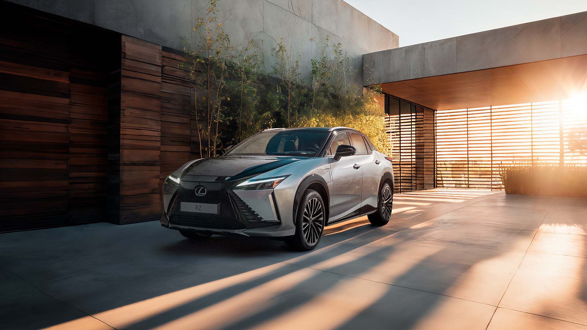 Ein Lexus RZ an einer Ladestation angeschlossen