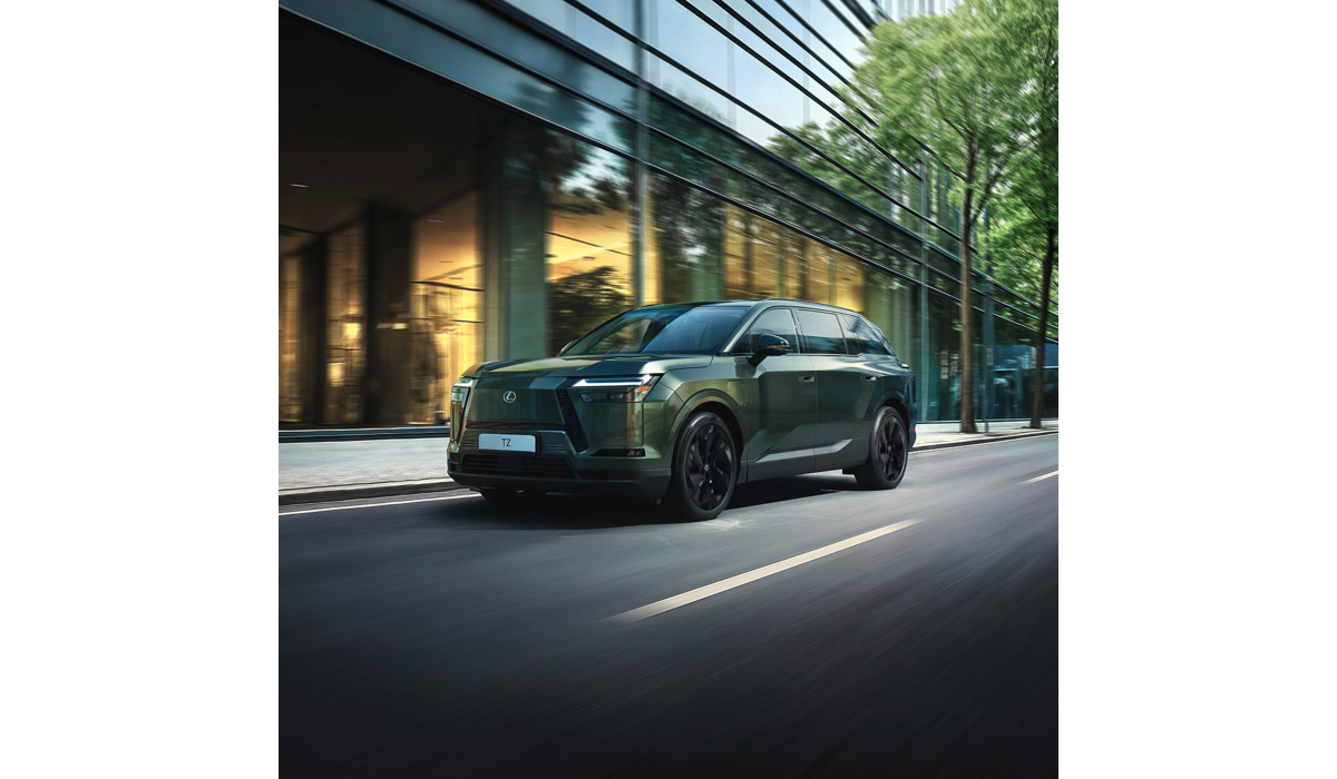 Een volledig nieuwe Lexus TZ geparkeerd op een oprit