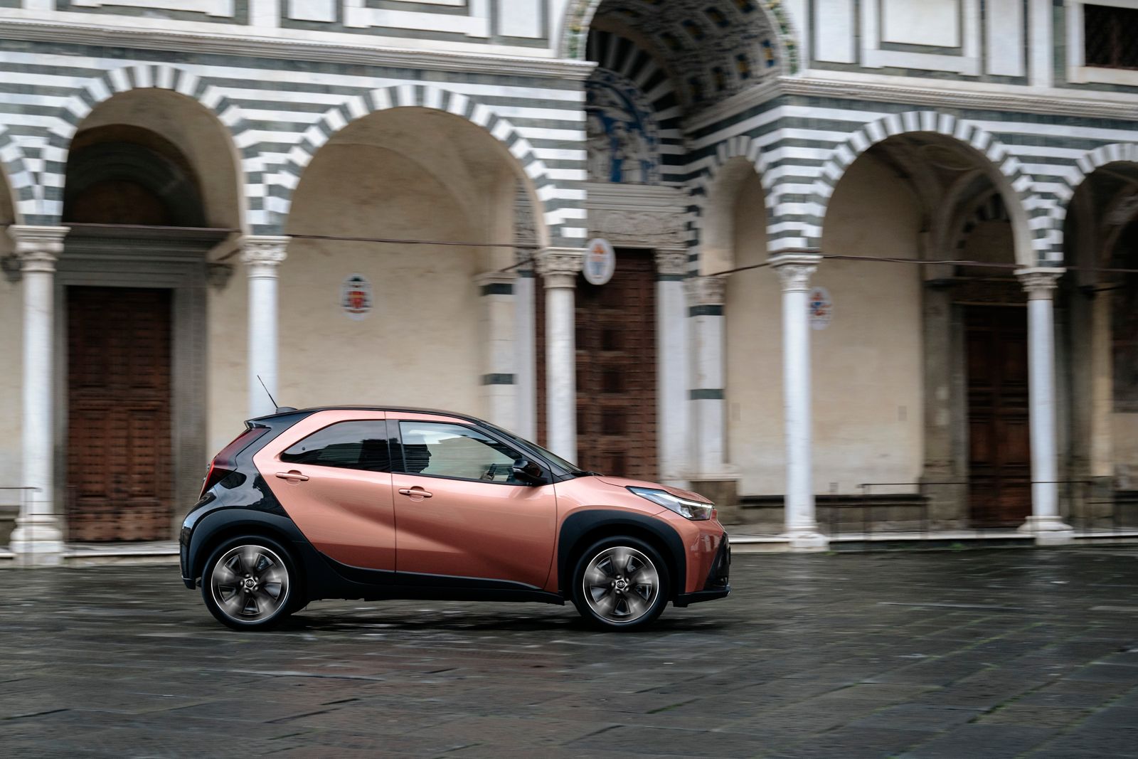 מבט מהצד על טויוטה אייגו X