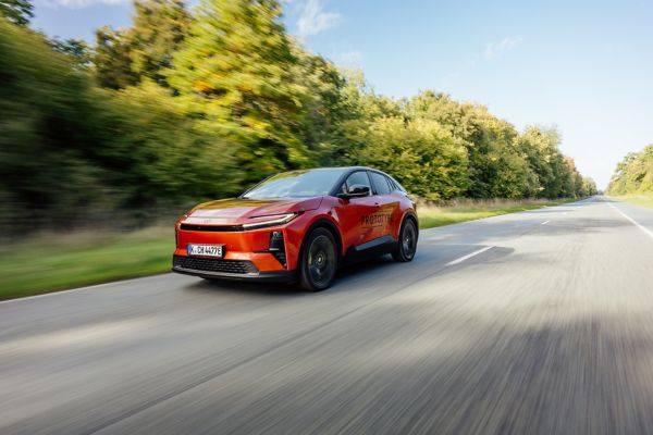 Toyota C-HR a circular numa estrada no meio da floresta
