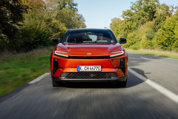 Toyota C-HR a circular numa estrada no meio da floresta
