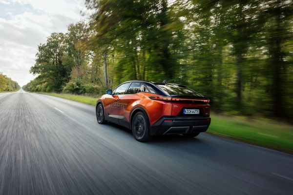 Toyota C-HR a circular numa estrada no meio da floresta