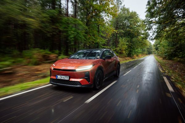 Toyota C-HR a circular numa estrada no meio da floresta