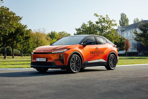 Toyota C-HR a circular numa estrada no meio da floresta