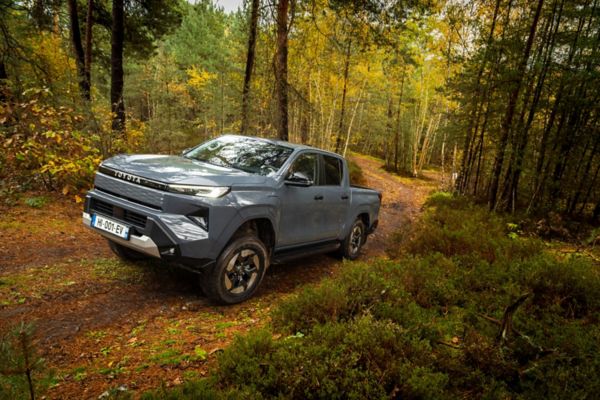 En Toyota C-HR+ lader ved hjelp av et offentlig ladepunkt på gaten