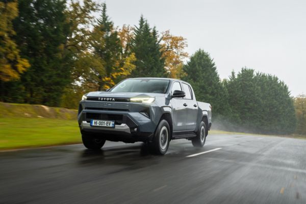 2026_Hilux BEV_MtE_OnRoad_Dynamic_045