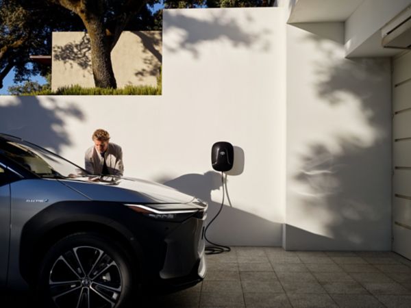 Un homme qui recharge son Toyota bZ4X