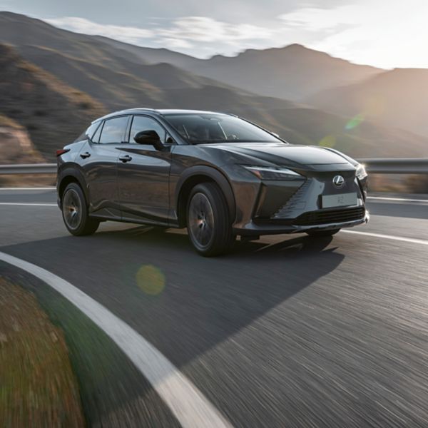 Lexus RZ 450e rijden in een bergachtige omgeving