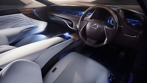 Innenraumaufnahme des Lexus LF-FC Konzeptfahrzeug mit Blick auf die modernen Bedienelemente