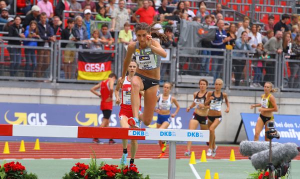 Gesa Felicitas Krause im Wettkampf springt über eine Hürde und eilt als erste voraus