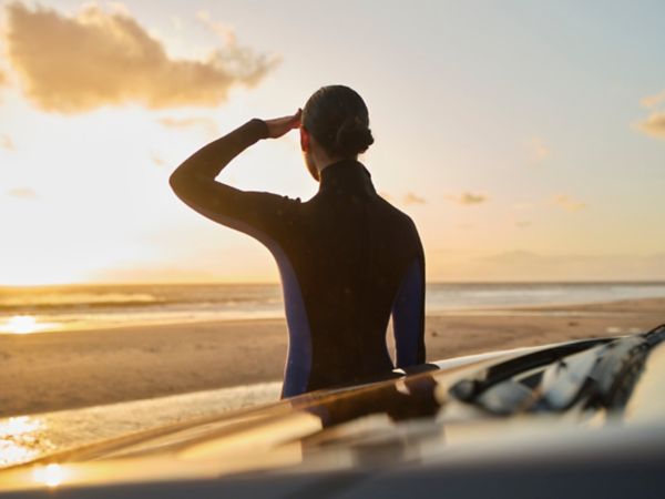 Toyota toujours plus loin femme sur une plage