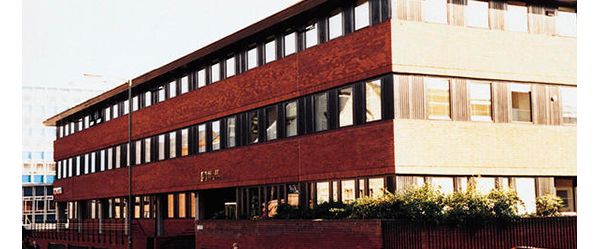 Farbfoto aus den 60er-Jahren von einem dreistöckigen Bürogebäude