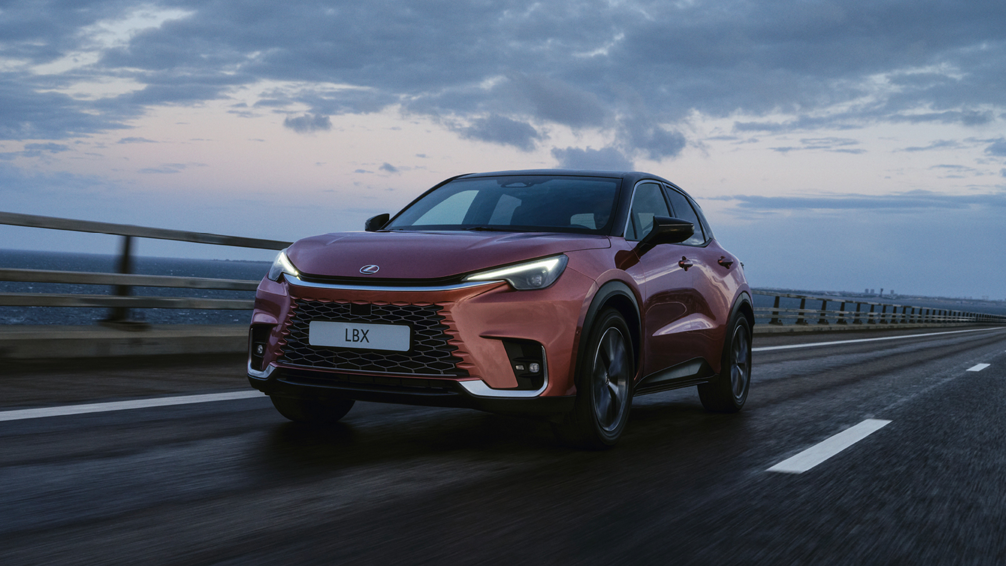Vooraanzicht van een sonic copper Lexus LBX