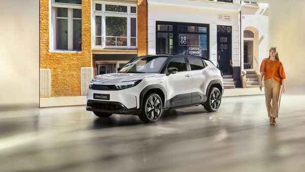 Zijaanzicht van een witte Toyota Urban Cruiser 