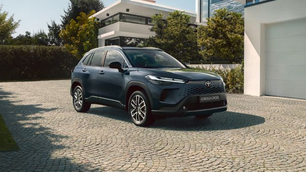 Vooraanzicht  van een blauwe Toyota Corolla Cross