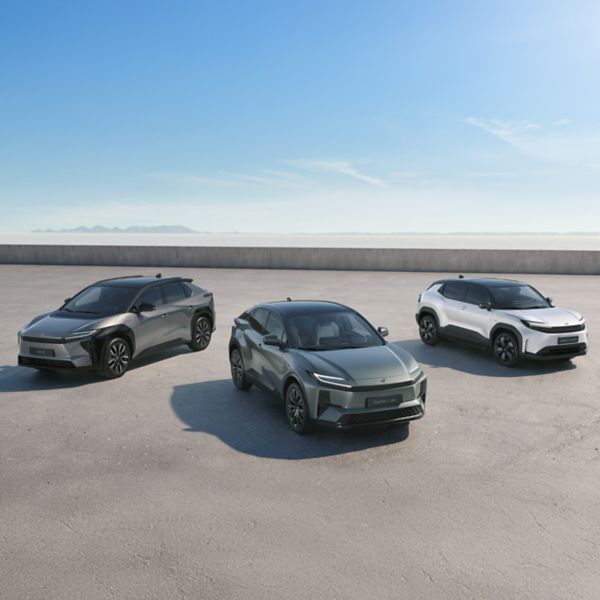 Toyota bZ4X, C-HR+ en Urban Cruiser op een rij