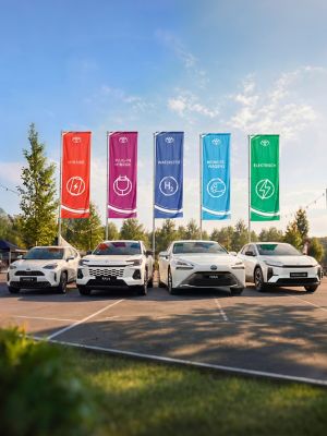 Toyota range op parkeerplaats voor 5 gekleurde vlaggen