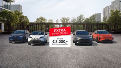 Toyota C-HR+ rijdend over de weg vlakbij de zee