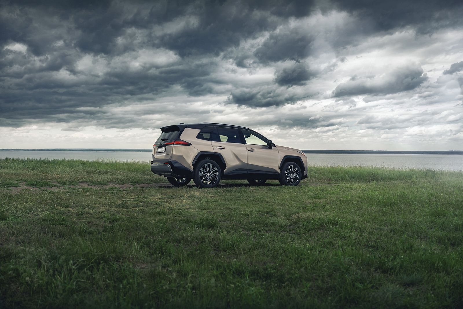 View of RAV4’s driver showing benefits of high driving position